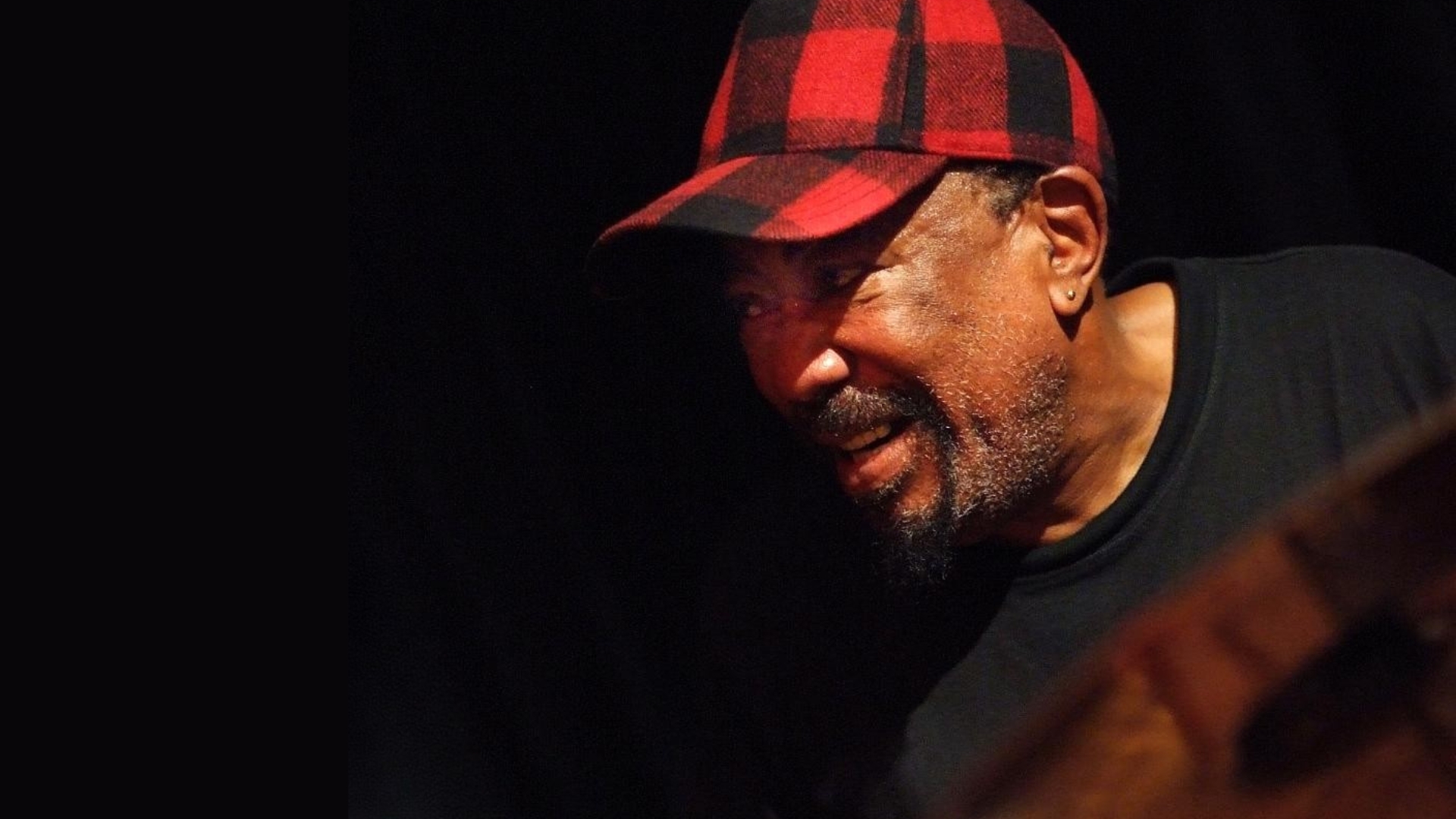 Louis Moholo, il batterista Jazz sudafricano che insieme ai Blue Notes sfidò l’apartheid con la musica