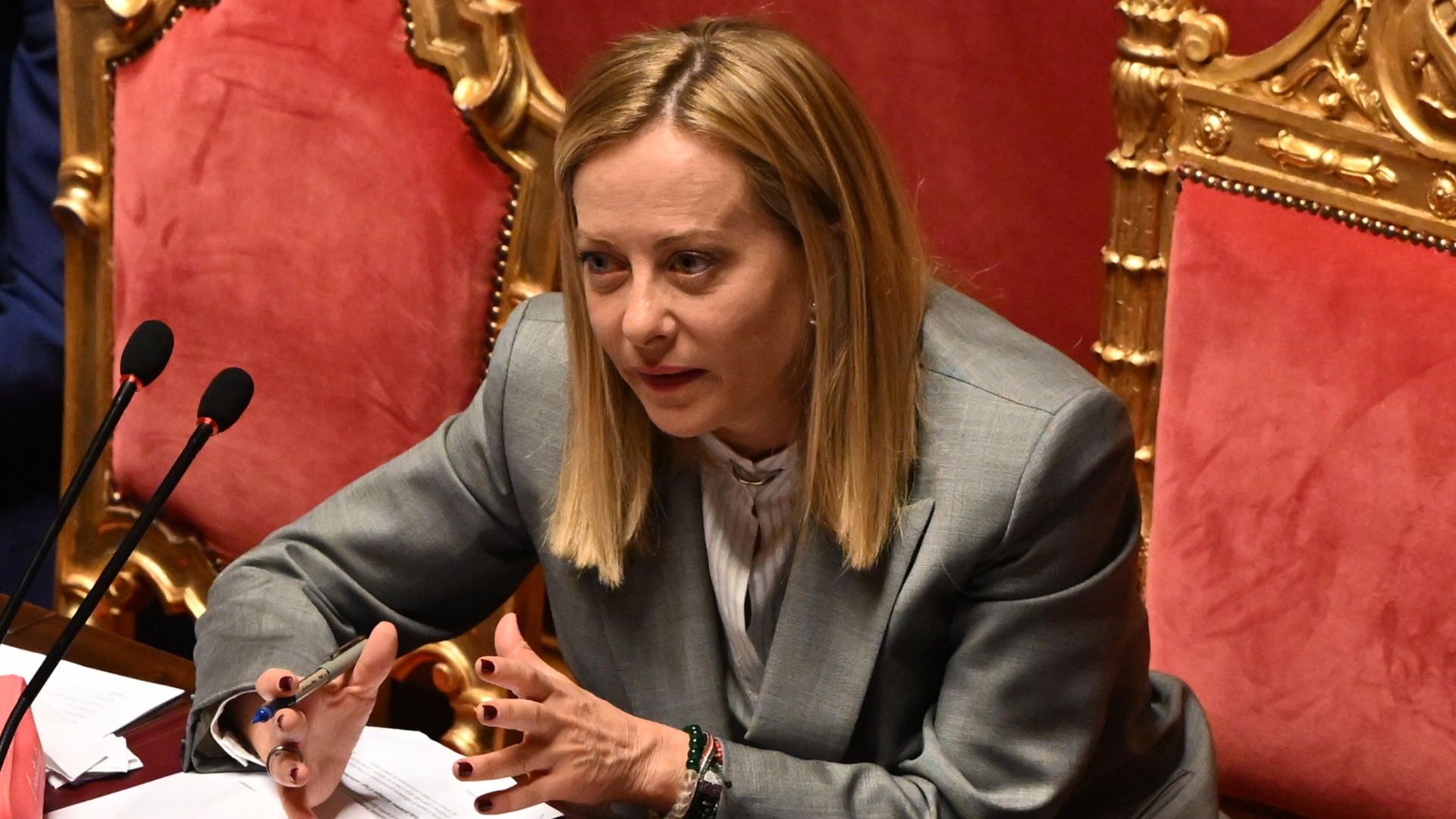 Meloni all'Aia: con Trump, ma con riserva