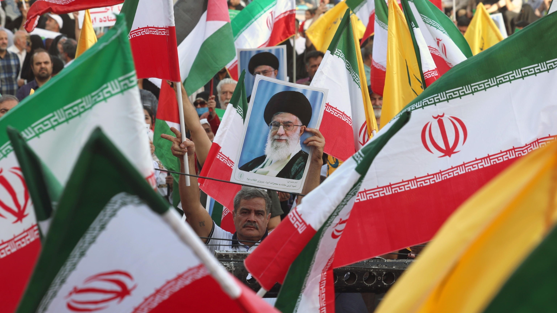 Iran, il regime che teme per la sua stabilità tenta di compattare la popolazione attorno alla parola resistenza