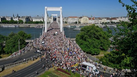 A Budapest il Pride sfida il regime di Orbán