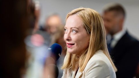 Nato, Meloni si accoda a Trump. 