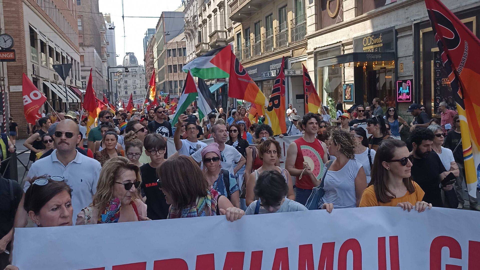 Sindacati di base in piazza a Milano per dire 