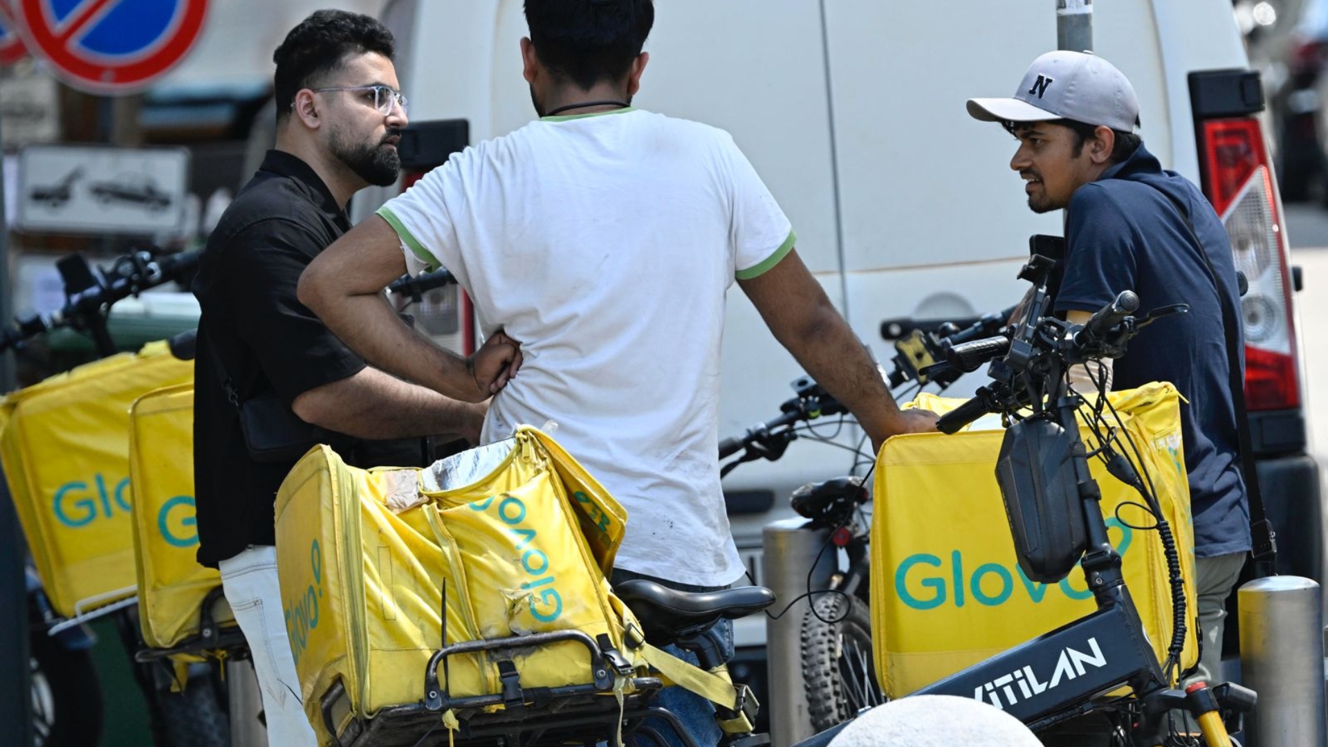 Più fa caldo più guadagni. Per i rider di Glovo un bonus (di pochi centesimi) per chi lavora fino a 40 gradi