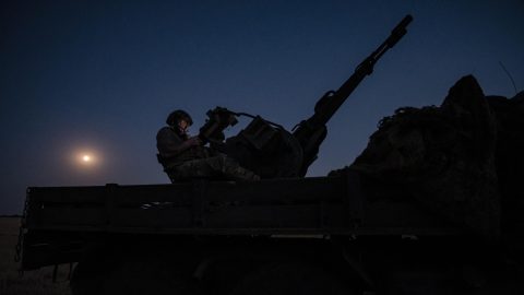 Armi Usa all'Ucraina. Le pagano i paesi europei della Nato. Trump minaccia sanzioni alla Russia, ma solo tra due mesi se non c'è il cessate il fuoco