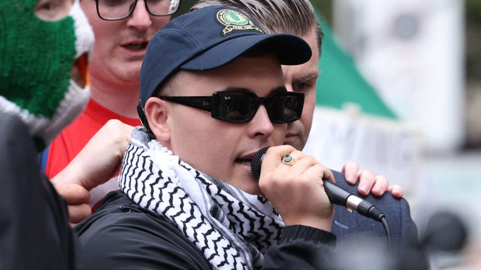 Regno Unito contro Mo Chara: oggi il rapper dei Kneecap in aula a rispondere di terrorismo
