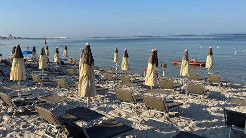 Spiagge vuote, per Meloni la crisi non esiste