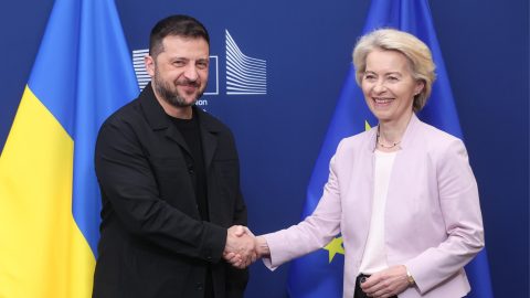Zelensky in Usa scortato dagli Europei proverà a resistere all'affondo di Putin