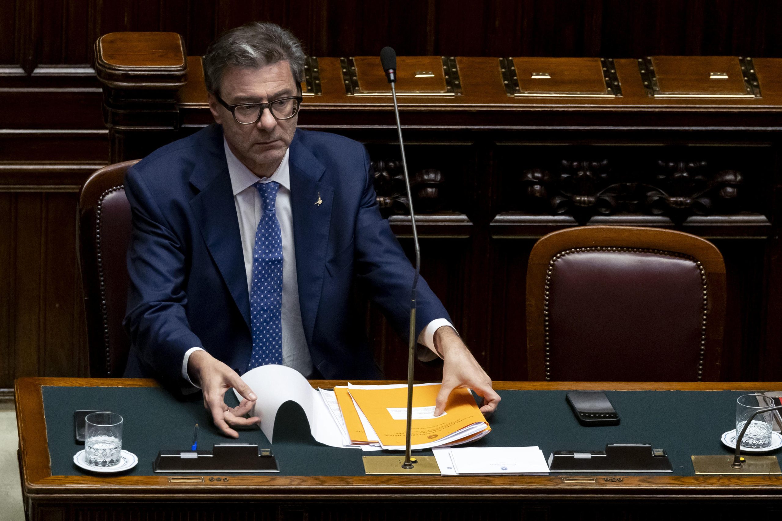 Il governo vuole farci lavorare di più per pochi euro in più in busta paga