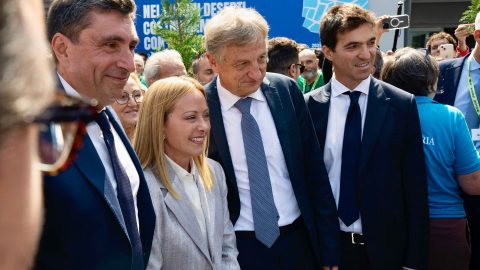 L'abbraccio del Meeting a Meloni mentre Salvini prova a rovinarle la festa