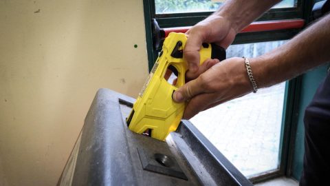 Due morti per il taser usato dai Carabinieri. La destra difende l'uso della pistola elettrica