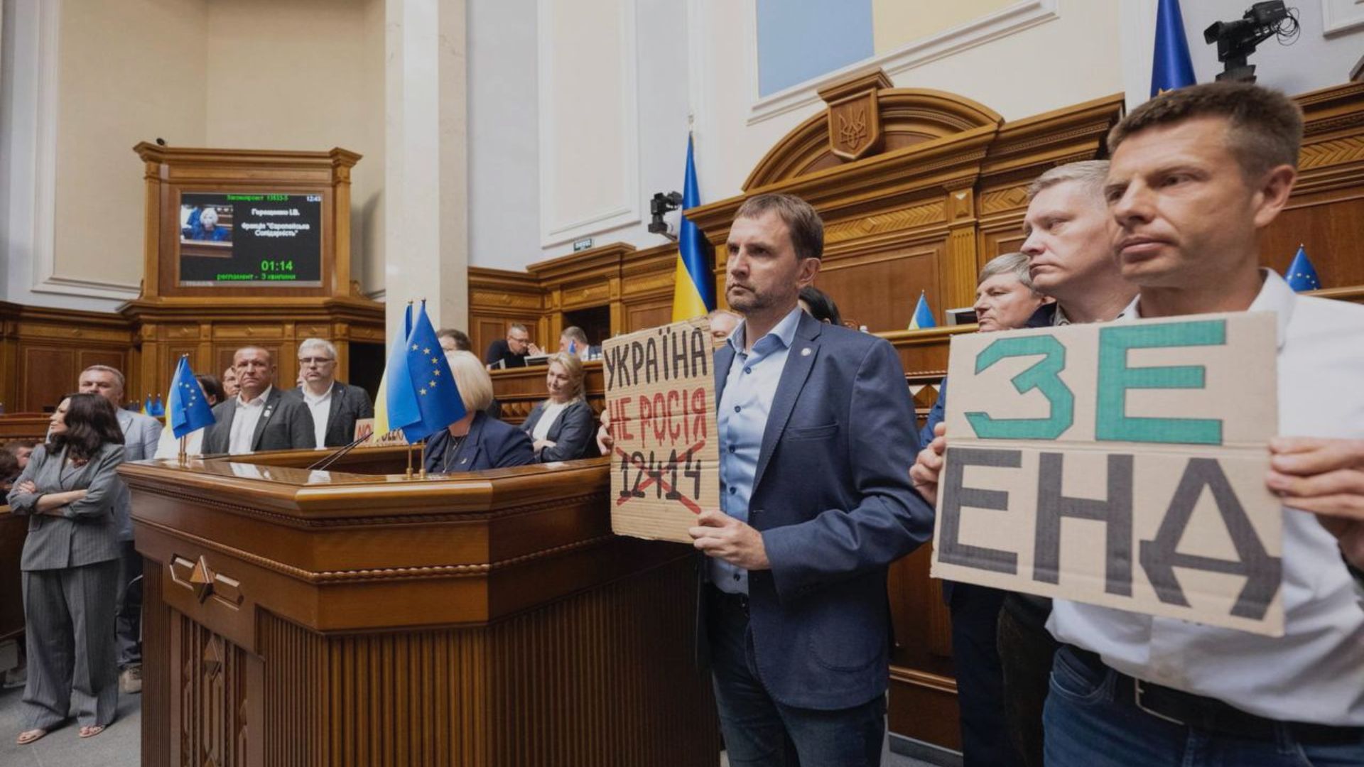 Dopo le proteste Zelensky fa marcia indietro e firma la nuova legge anticorruzione