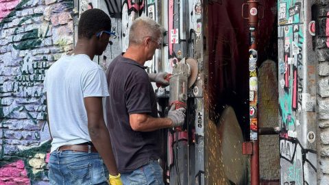 Il Leoncavallo è stato sgomberato, lo sfratto eseguito in una Milano in vacanza