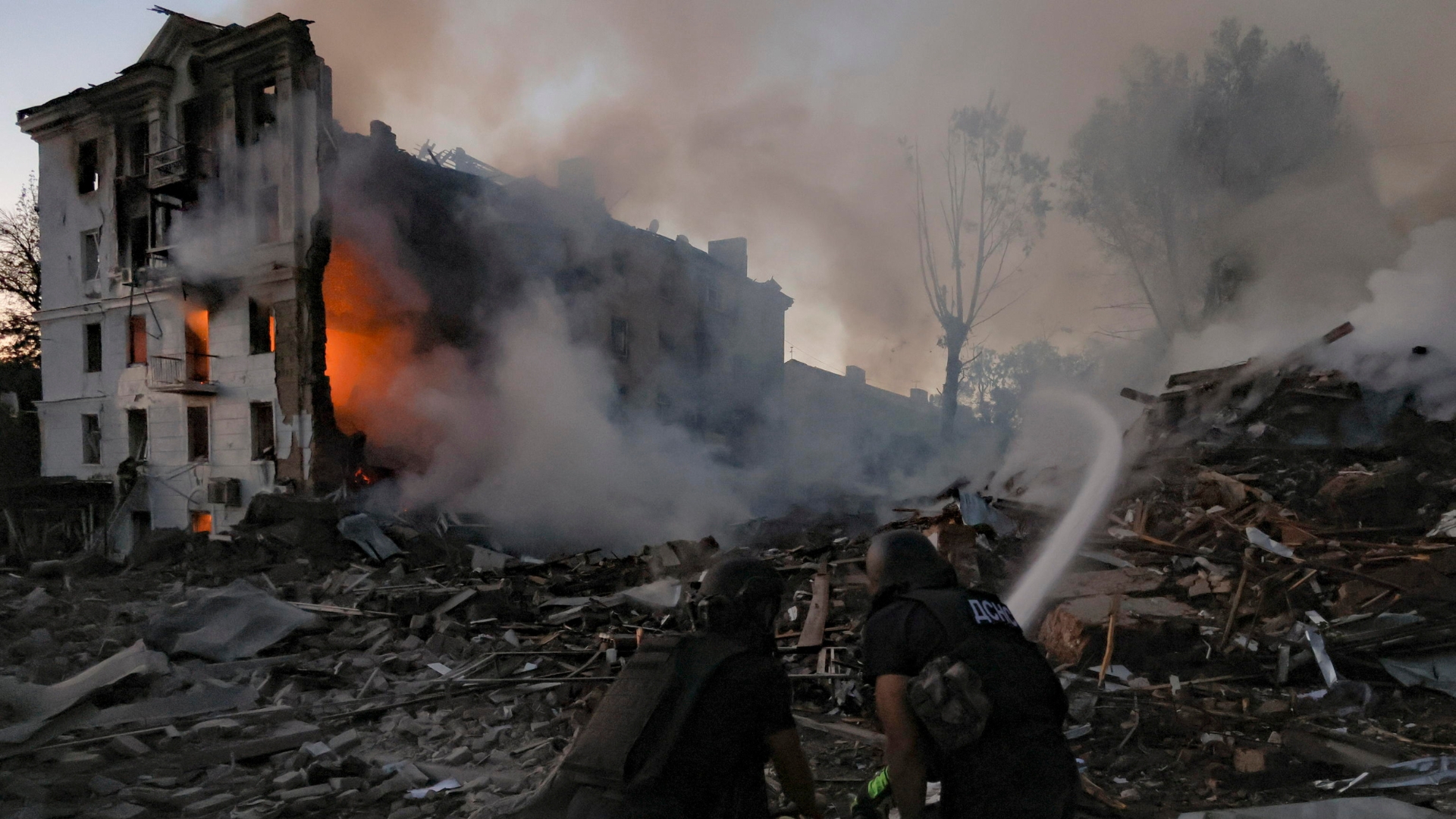Soldati esausti tra filo spinato e reti antidroni: reportage dal Donbass