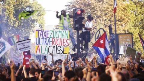 “Il nostro problema sono i miliardari”: la Francia in piazza per la giustizia sociale