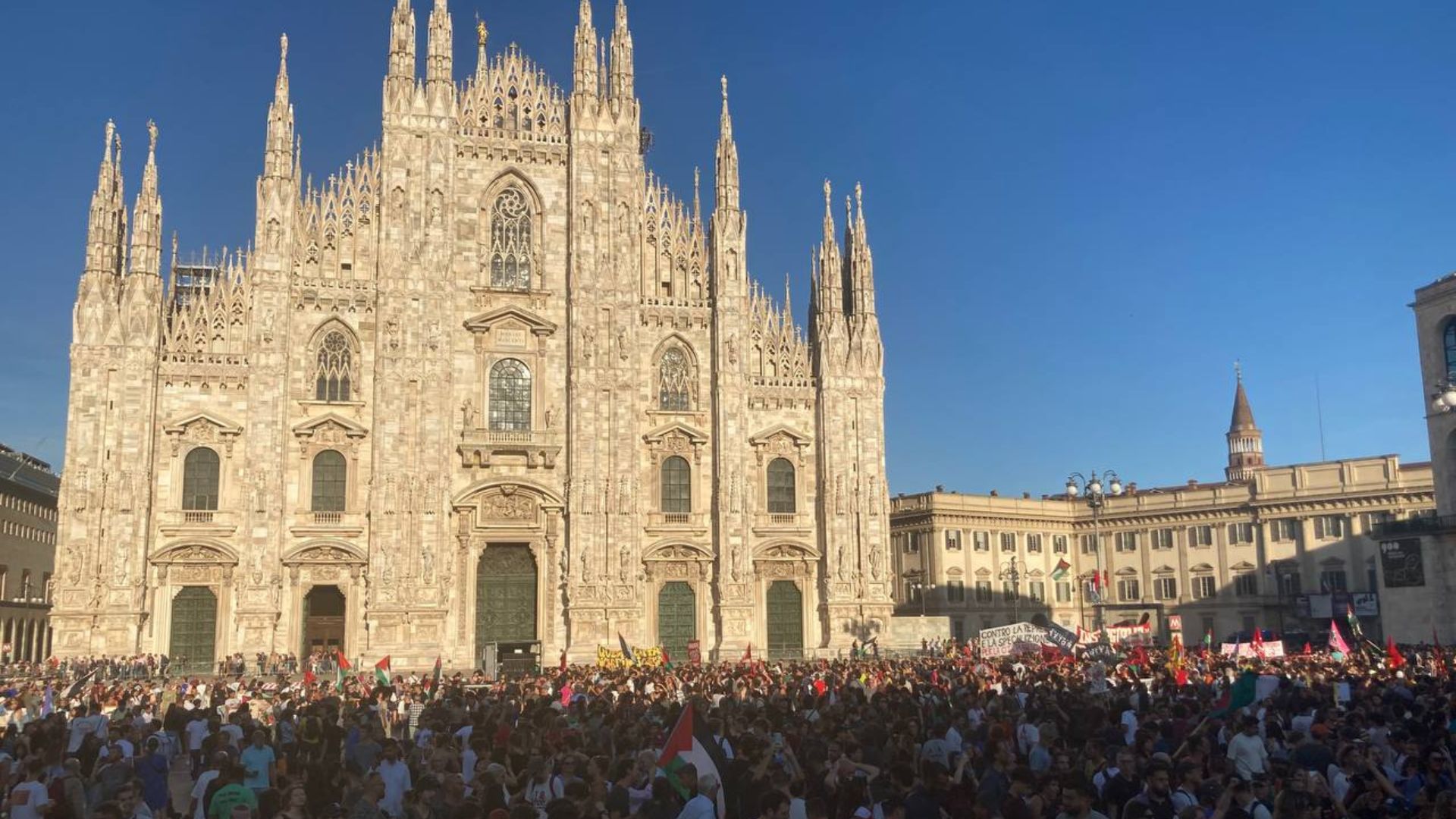 Armani, i centri sociali e Catella. Cosa dice alla città questo sabato pomeriggio pieno di sole