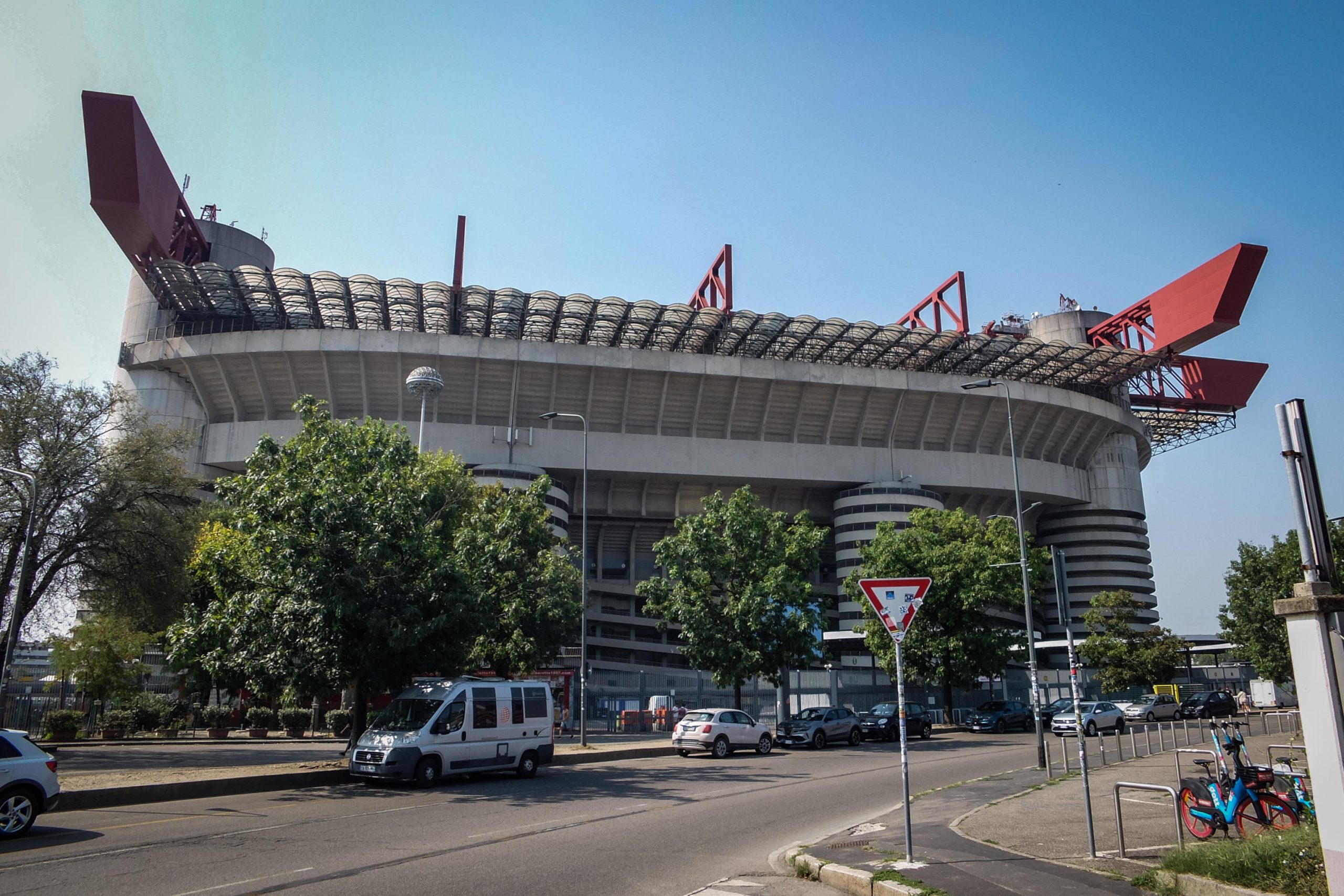 San Siro, passa la vendita grazie a Forza Italia. I Verdi votano contro