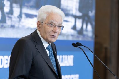 Mattarella omaggia gli internati militari italiani e affonda: “Il fascismo è contro la nazione”
