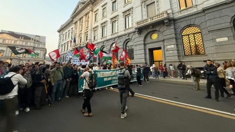 A Milano bocciato lo stop al gemellaggio con Tel Aviv, in piazza manganellate della polizia