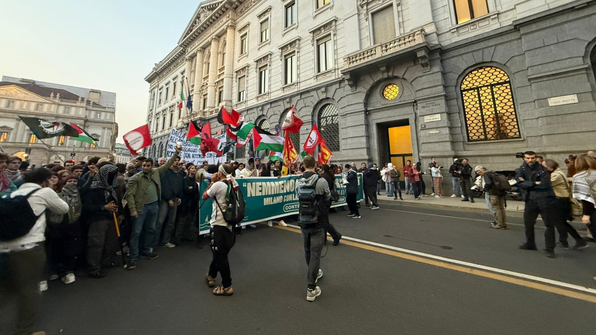 A Milano bocciato lo stop al gemellaggio con Tel Aviv, in piazza manganellate della polizia