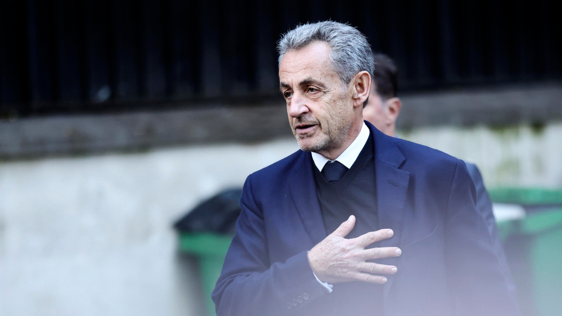 Da colpevole a martire: Sarkozy va in carcere acclamato dalla folla e accompagnato dalla marsigliese