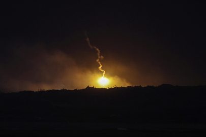 La vendetta di Tel Aviv: Israele bombarda Gaza per tutta la notte uccidendo 90 persone