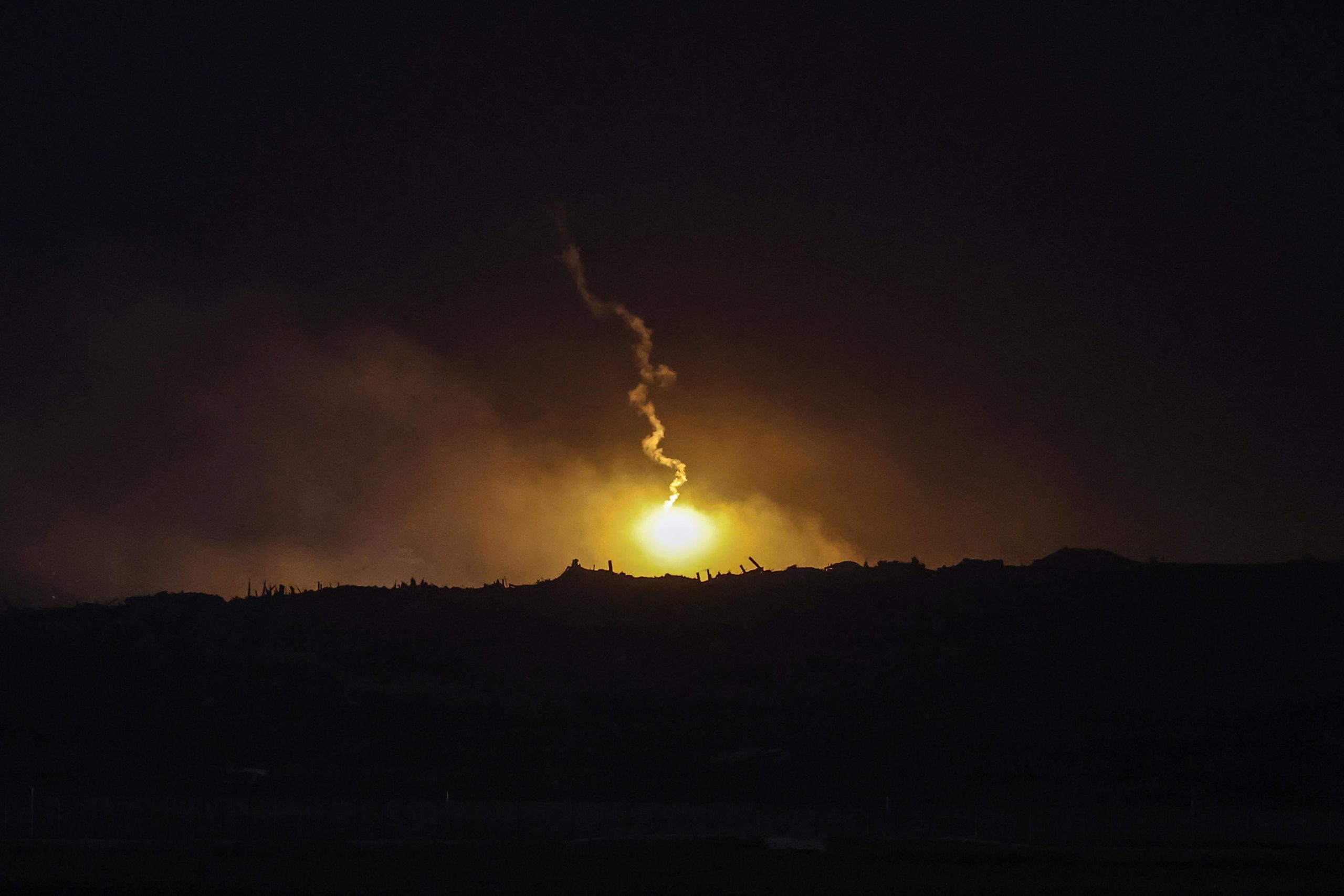 La vendetta di Tel Aviv: Israele bombarda Gaza per tutta la notte uccidendo 90 persone