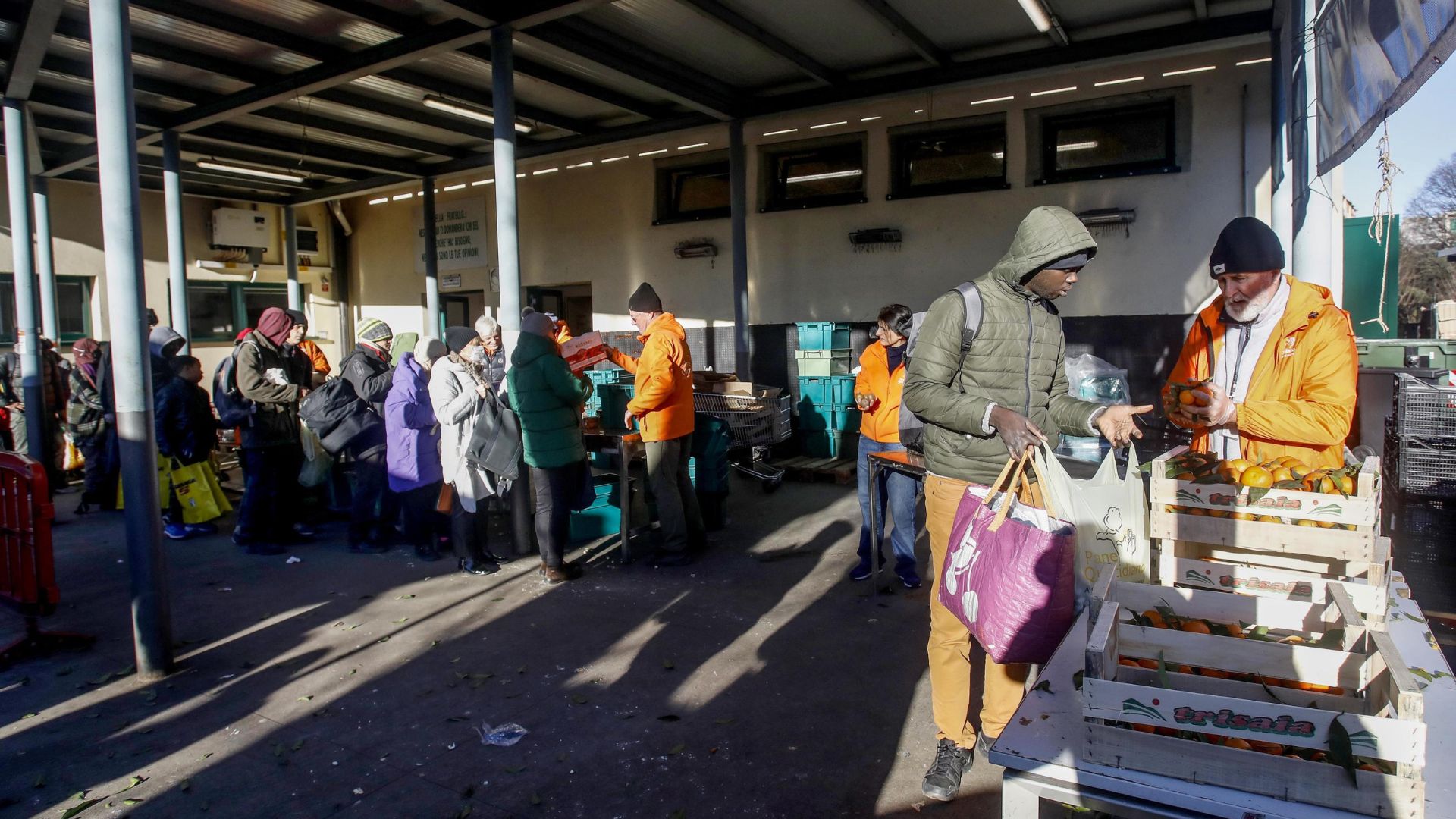 In Italia sempre più poveri. Il governo non fa nulla, anzi: continua a tagliare