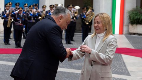 Meloni-Orbán: il grande feeling. E lui sbeffeggia l'Europa: