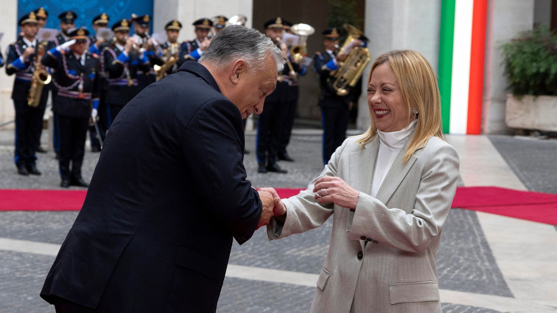 Meloni-Orbán: il grande feeling. E lui sbeffeggia l'Europa: 