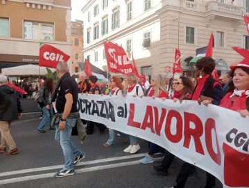 200 mila in piazza con la CGIL e Landini non esclude lo sciopero