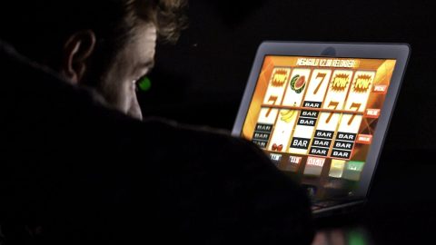 Gioco d’azzardo online: in Lombardia sempre più giocatori, giovani e con lavori precari