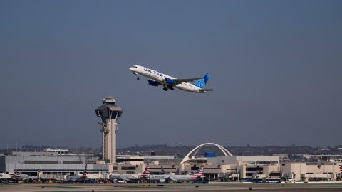 Usa, lo shutdown ferma il traffico aereo: mancano i soldi per i controllori di volo
