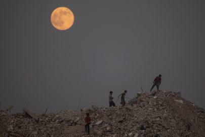 Gaza, l’Onu chiede cibo e tende per l’inverno, ma Israele continua a demolire edifici con raid aerei