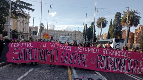 Non una di meno in corteo a Roma contro la violenza sulle donne, la guerra e il patriarcato