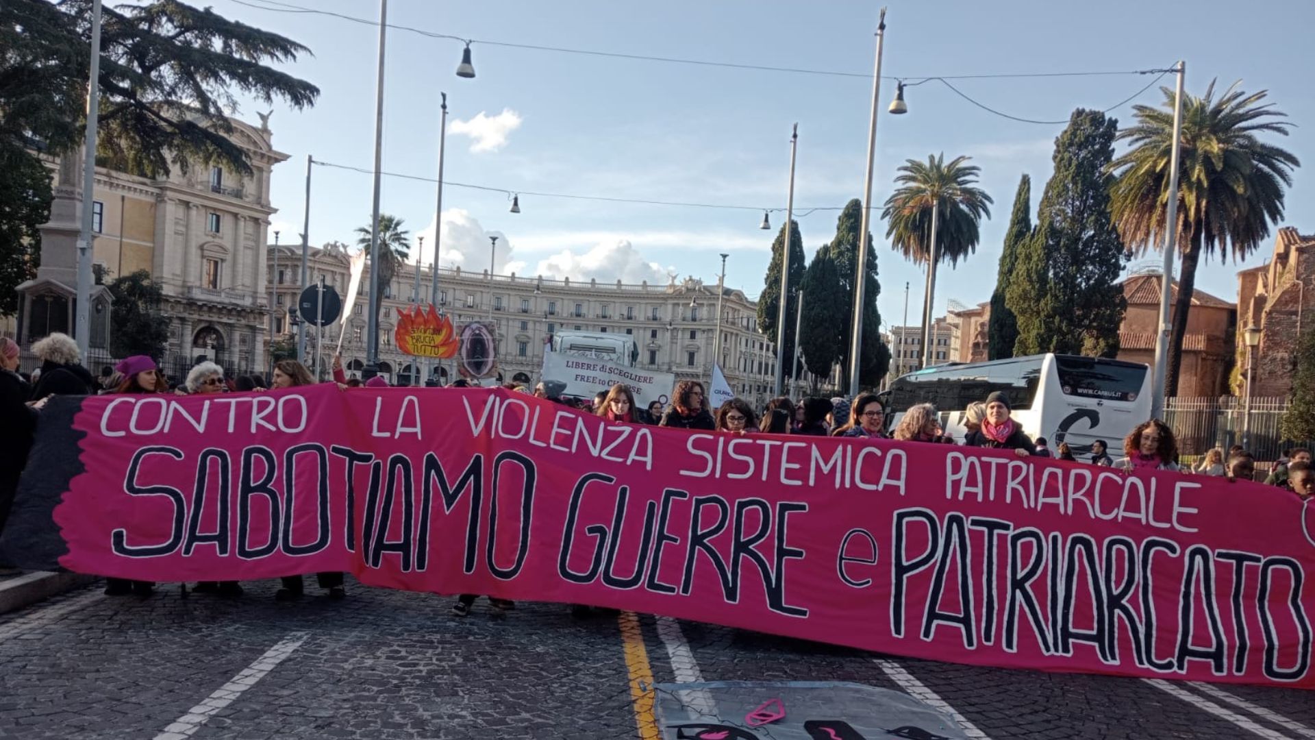 Non una di meno in corteo a Roma contro la violenza sulle donne, la guerra e il patriarcato