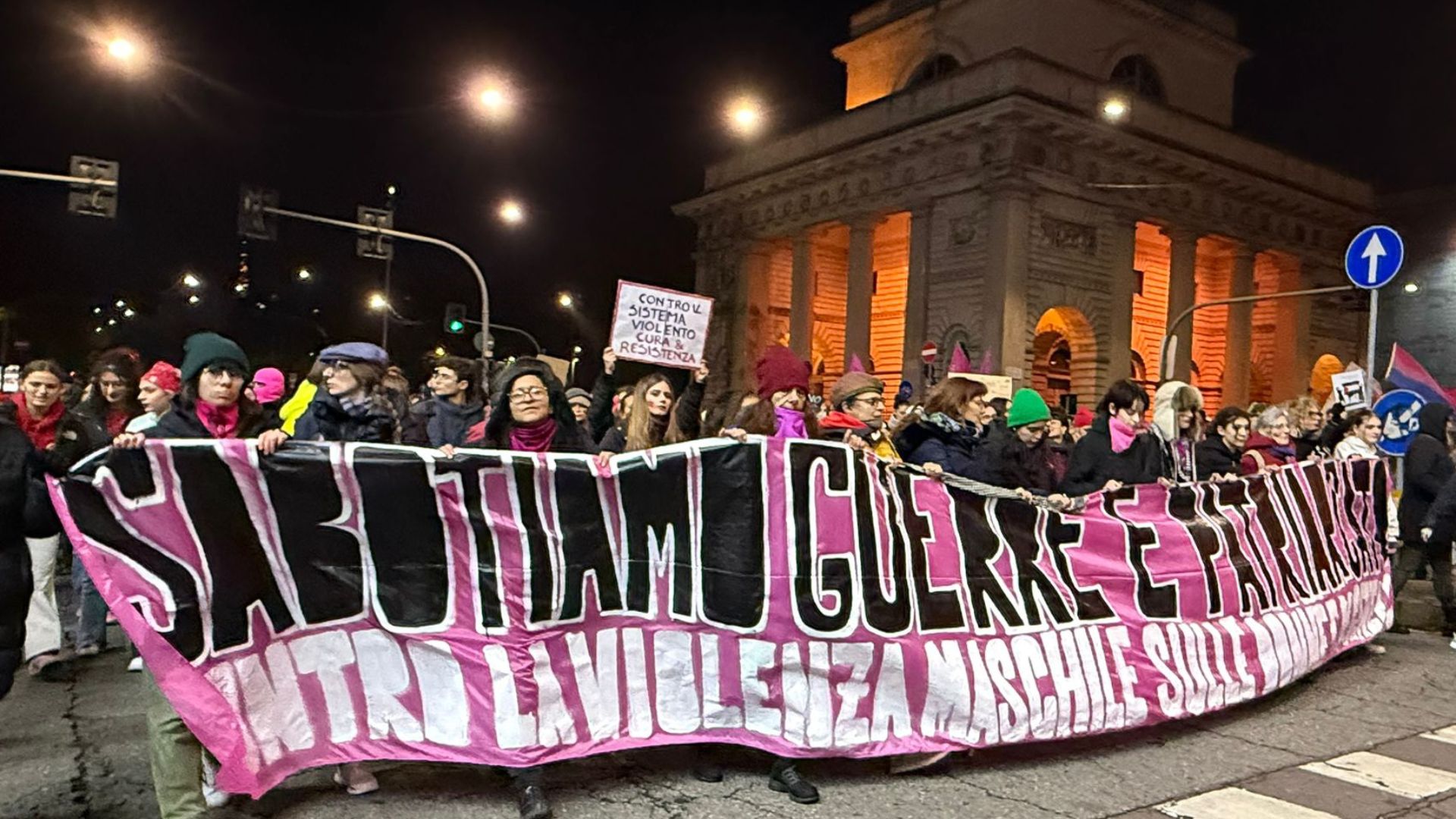 “Sabotiamo guerre e patriarcato”: una marea di persone questa sera a Milano