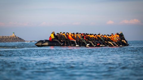 La Francia sperimenta nuovi pericolosi metodi per fermare i migranti che attraversano la Manica