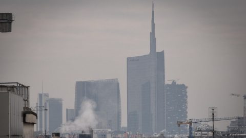 Il Governo Meloni taglia i fondi antismog: 270 milioni in tre anni, anche in Lombardia