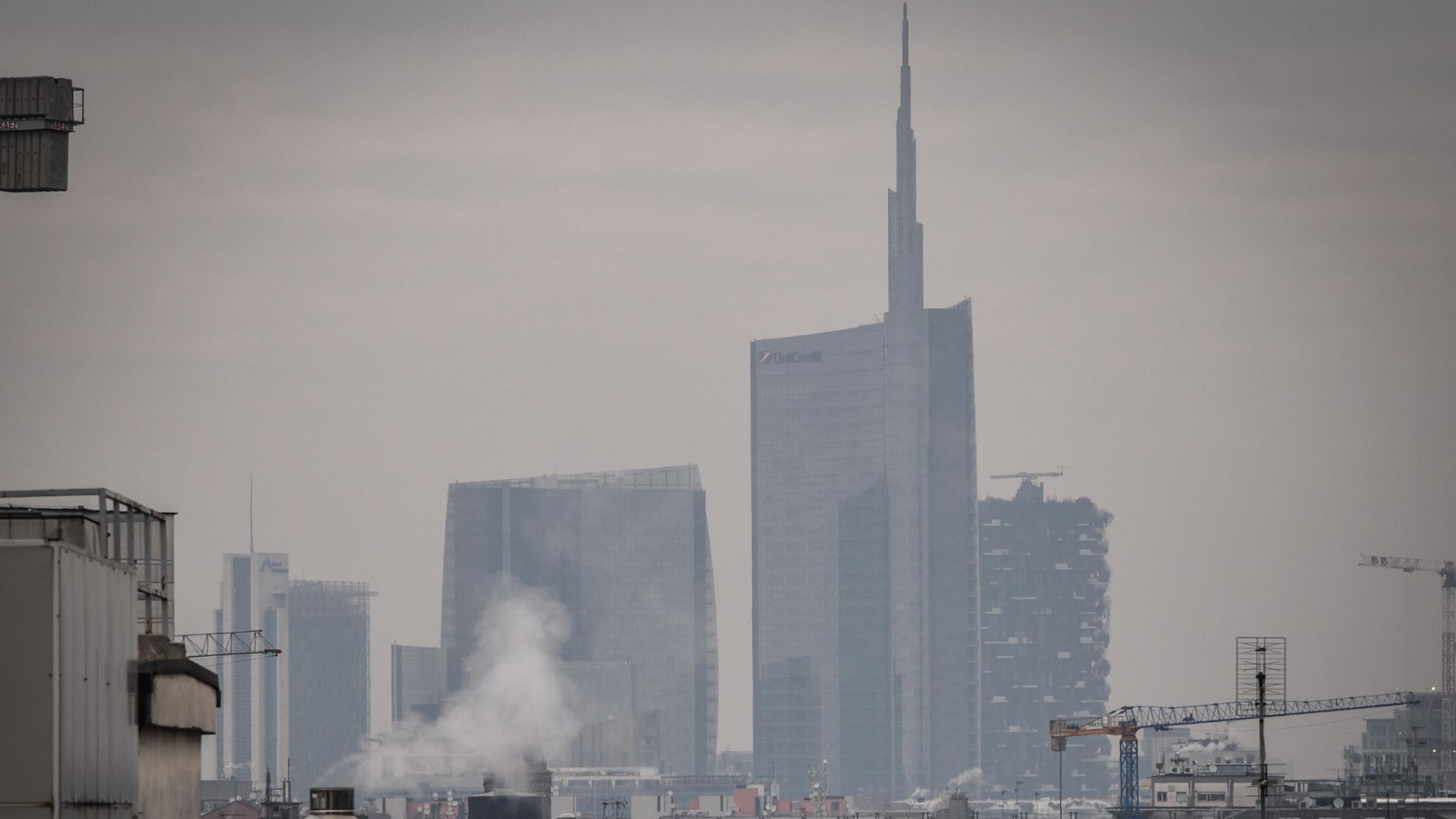 Il Governo Meloni taglia i fondi antismog: 270 milioni in tre anni, anche in Lombardia