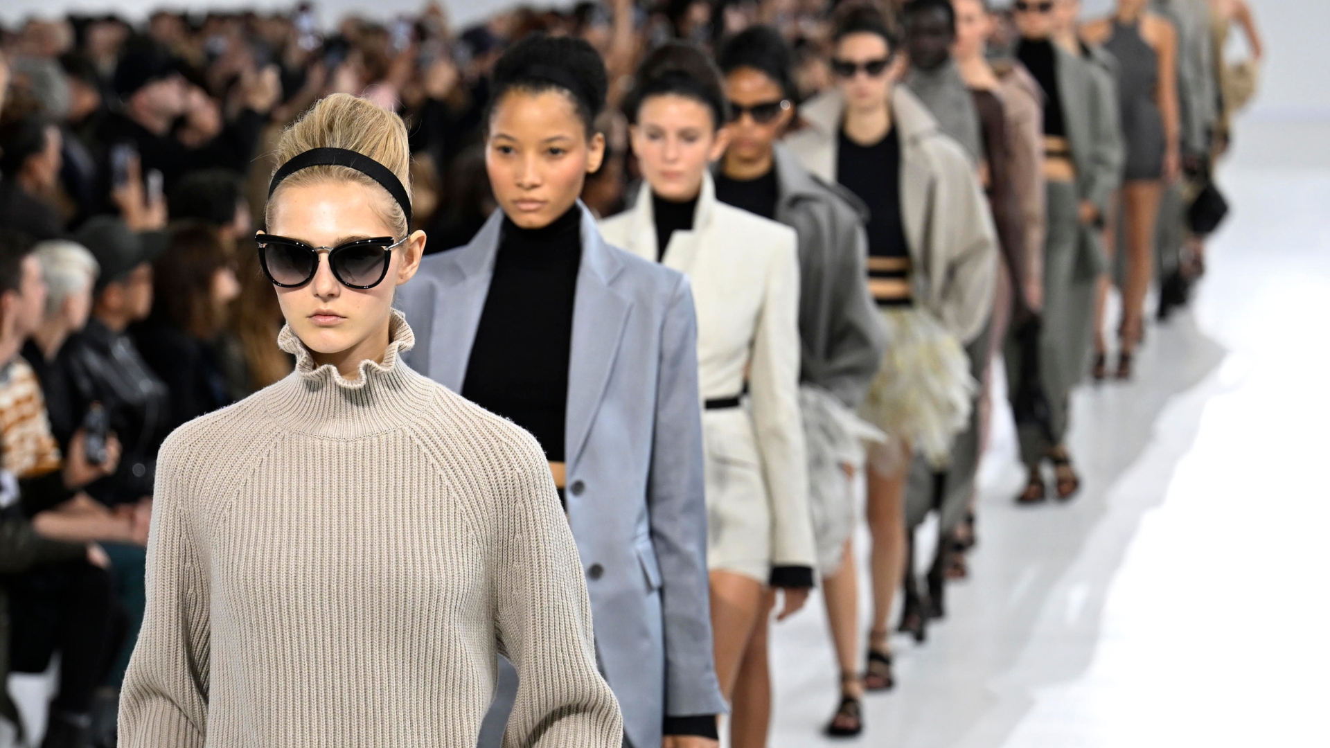 Caporalato a Milano: controlli su 13 marchi di lusso