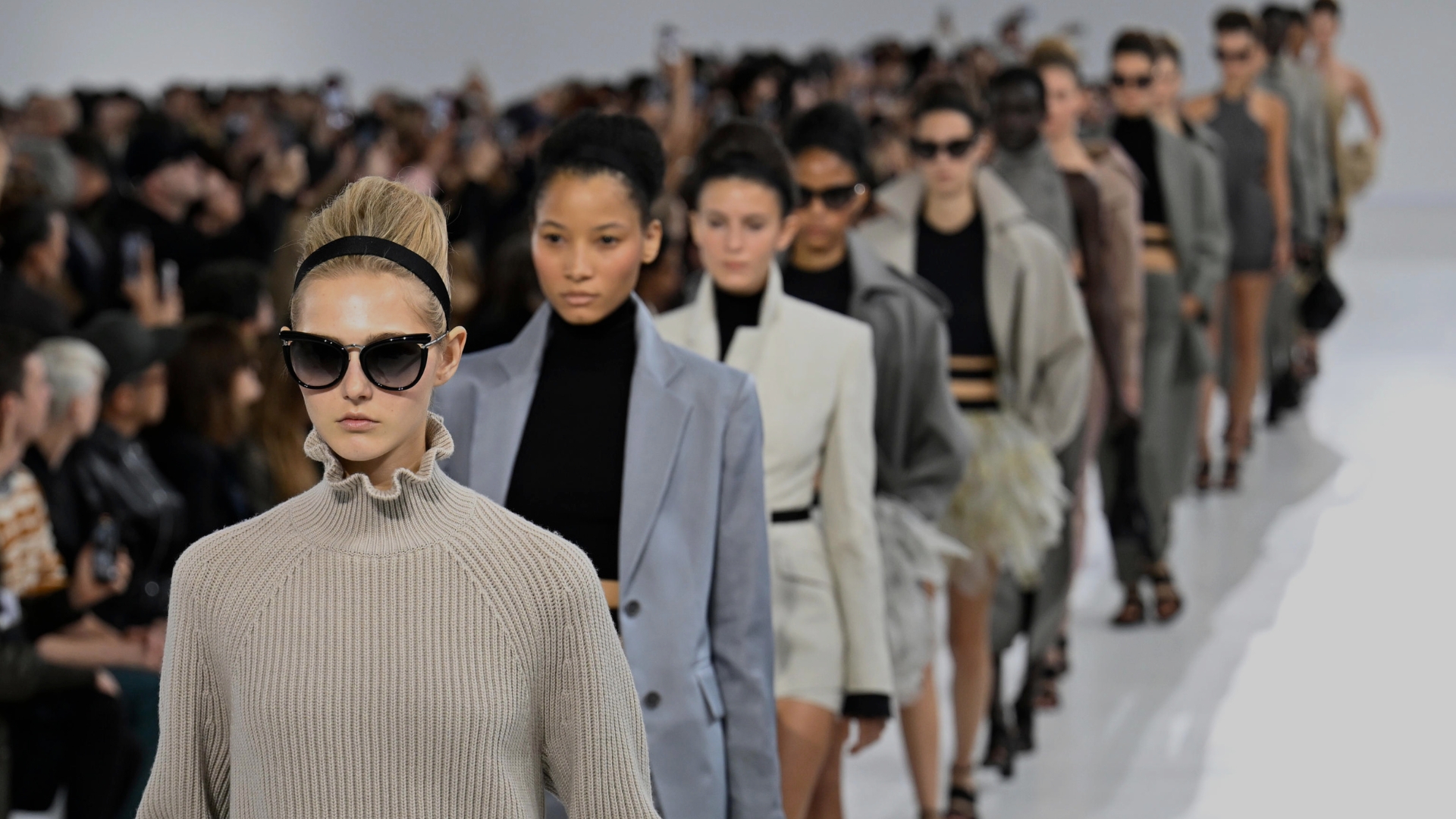 Caporalato a Milano: controlli su 13 marchi di lusso slider