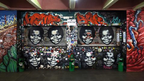 Fratelli d’Italia vuole togliere il vincolo ai graffiti del Leoncavallo