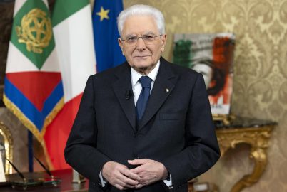 Mattarella si appella ai giovani: “Non rassegnatevi”. E difende la Costituzione e l’Italia in Europa.