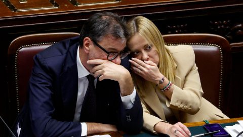 Soldi per Confindustria, stangata sui lavoratori. Il governo riscrive la manovra