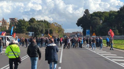 Ex Ilva, a Genova e Taranto segnali di insofferenza contro le proteste di piazza