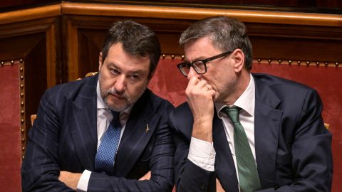 La manovra 2025, tra tagli, regali alle imprese, stangate ai lavoratori, dubbi costituzionali. E tante armi