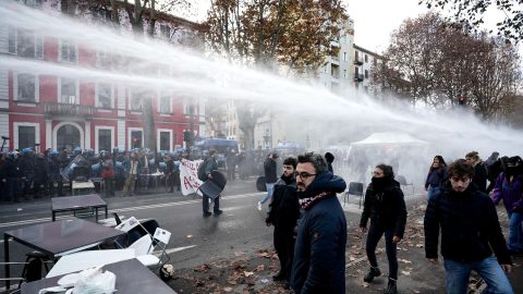 Il governo nel caos sulla manovra mostra i muscoli. E sgombera Askatasuna