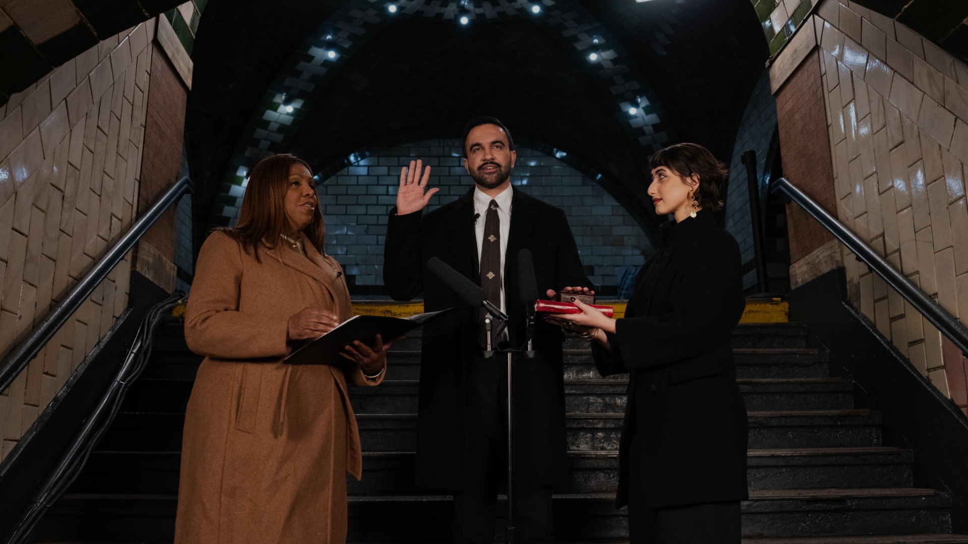 Mamdani sindaco, da New York il racconto dell’insediamento a City Hall slider