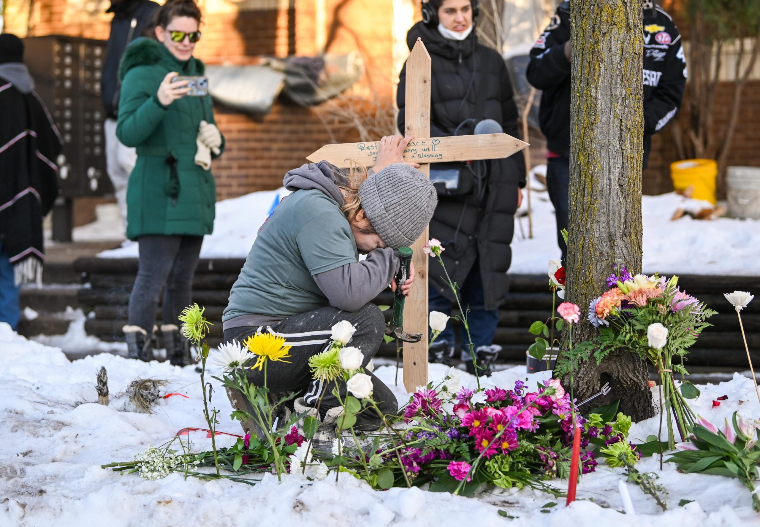 Minneapolis. Agente dell’ICE uccide una donna. Trump lo difende, per i dem è omicidio