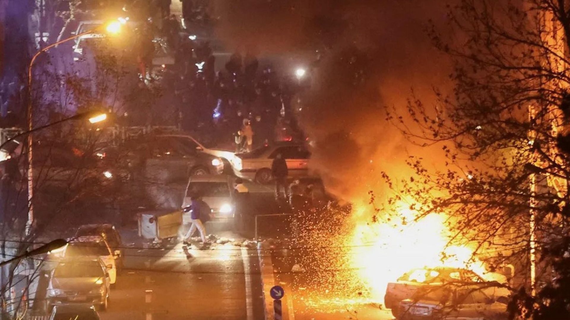 “Sparavano per ucciderci, ma era il momento di lottare”. A Radio Popolare un giovane iraniano appena uscito dal paese